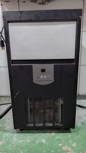 Vende se máquina de gelo