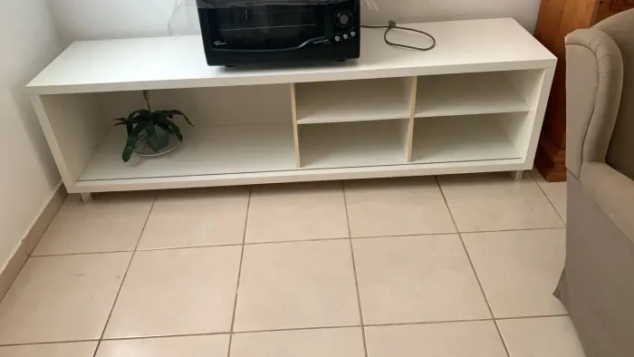 Rack branco com nichos e espaço para televisão 