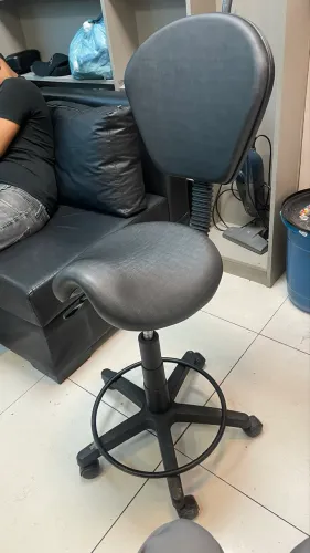 Cadeira de escritório e Tatuagem