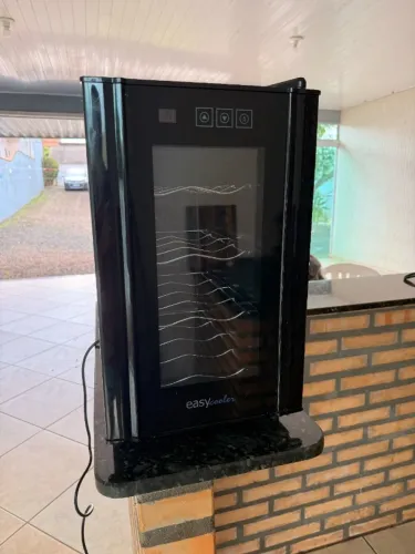 Adega Climatizada EasyCooler 8 Garrafas 23L 127V Preta