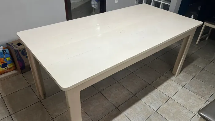 Conjunto de mesa e cadeiras de jantar, em madeira maciça