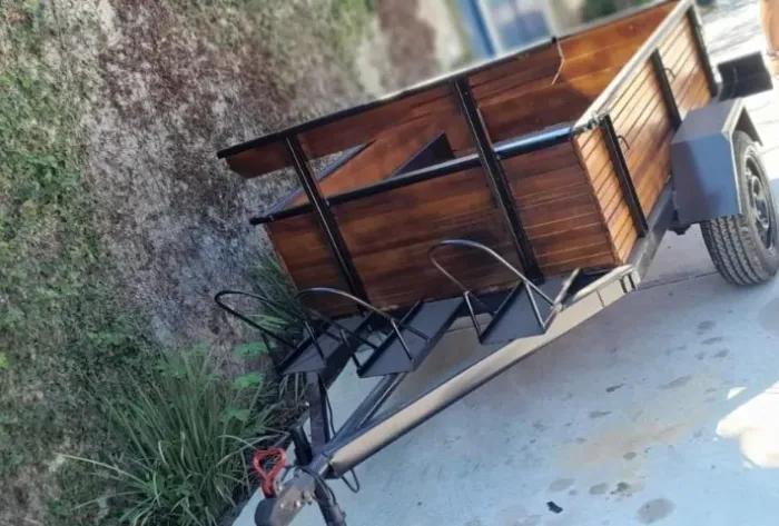 Vendo carretinha mista fazendinha / pneus novos/ pouco usada/ de garagem/ bem conservada/
