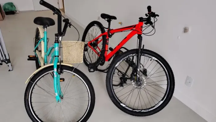 Bicicleta 2 juntas com o suporte para carro e cadeado