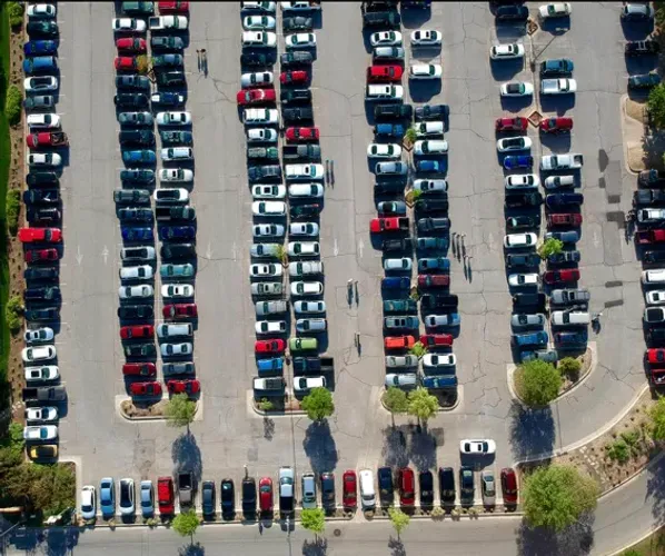 Estacionamento ao lado de hospitais