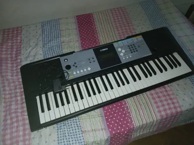 Teclado Yamaha PSR E233