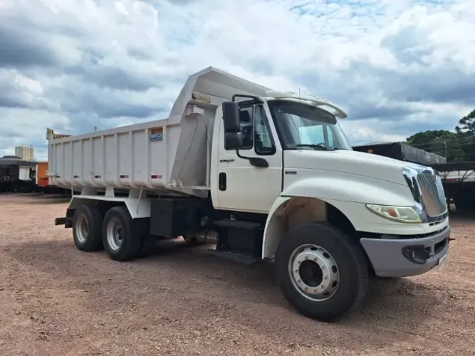 CAMINHÃO INTERNACIONAL 4400 6X4 BASCULANTE 12 M³ ANO 2014
