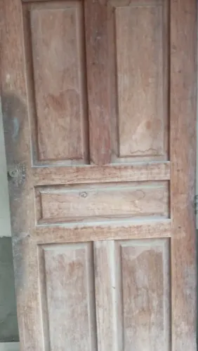 Vendo uma.porta com caixao de 210 por 70 de largura valor 250 reais