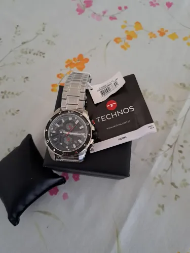 Urgente sem uso ainda na caixa relógio Technos valor 750 reais. 