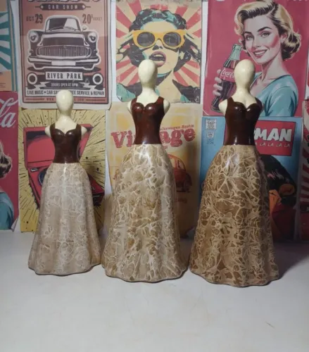 Esculturas três damas de cerâmica decorativas