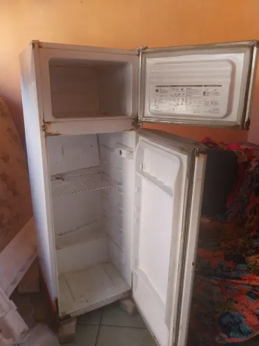 Vende se uma geladeira smaltec