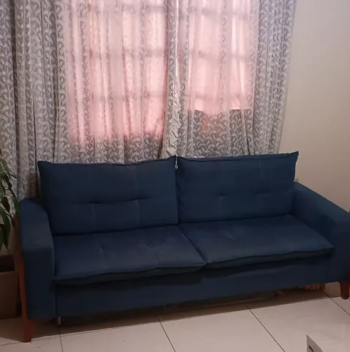 Sofá 3 lugares, precisa de limpeza, espuma perfeita