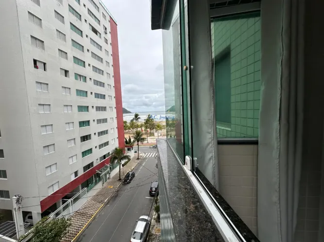 Apartamento 2 dorms em Prédio Frente mar no Canto do Forte