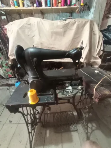 Máquina esquerda para conserto de calçados e bolsas e artigos de couro sintético em geral