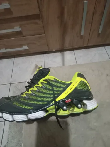 Vende se um tênis semi novo
