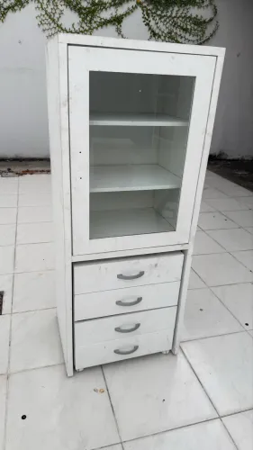 Armário com gaveteiro - detalhe em vidro