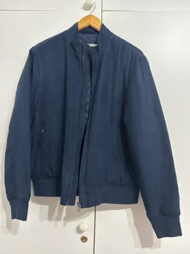 Casaco bomber de camurça importado da marca MANGO.
