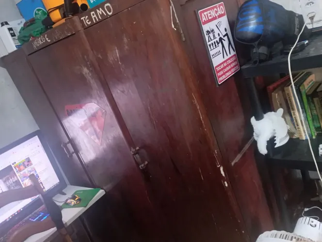 Guarda roupa grande e antigo, uma relíquia 