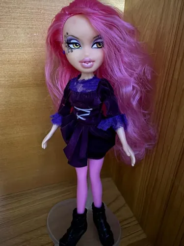 Boneca bratz de cabelo rosa vampira 