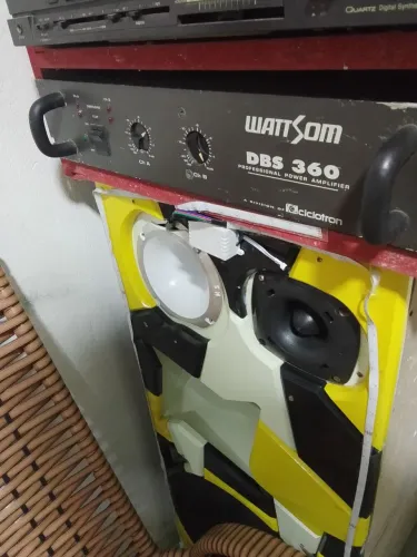 Vendo 2 amplificador de som em estado de novo