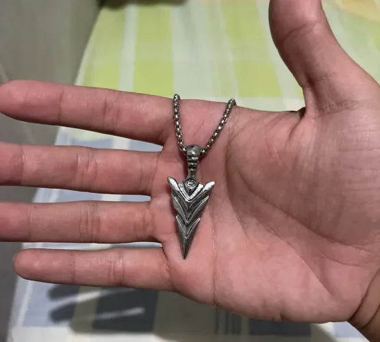 COLAR COM PINGENTE DE FERRO KUNAI