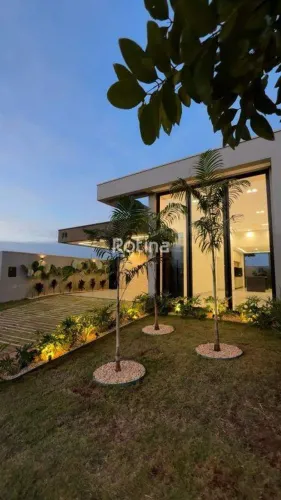 Casa em condomínio fechado com piscina e 2 suítes à venda em Uberlândia