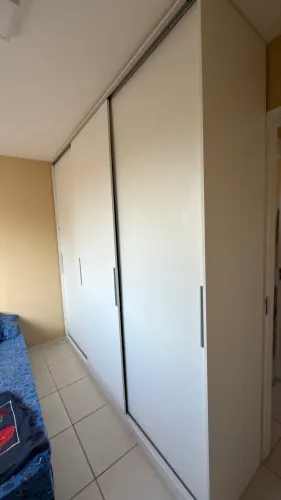 Guarda-roupa de portas de correr