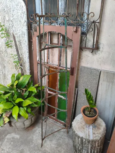Tripé de plantas PRECISA DE PINTURA