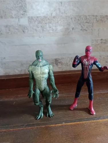 Boneco homem aranha e largato Marvel