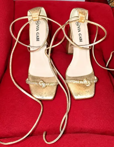 VENDO UM PAR DE SANDÁLIA DOURADA ,USADA 2X DOURADA ROSÉ N° 35 SALTO 8 CM