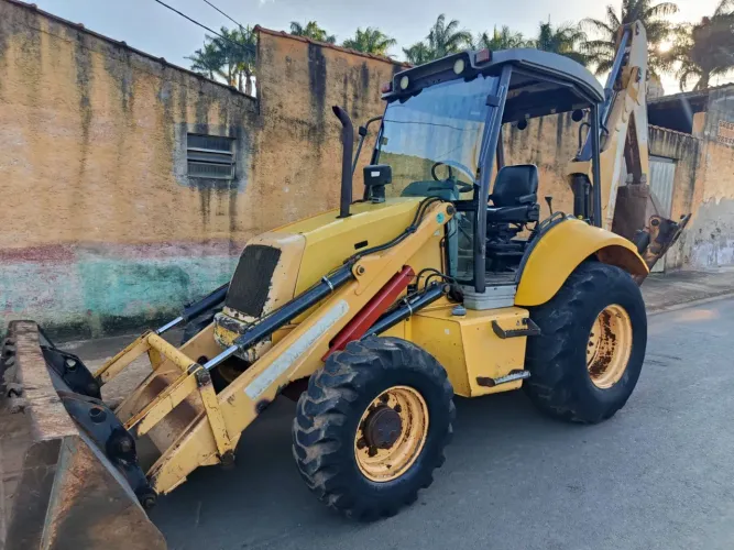 RETROESCAVADEIRA NEW HOLLAND 2010