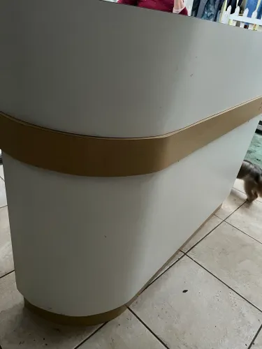 balcão de recepção e prateleira superior. 