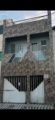 Vende se um Triplex.