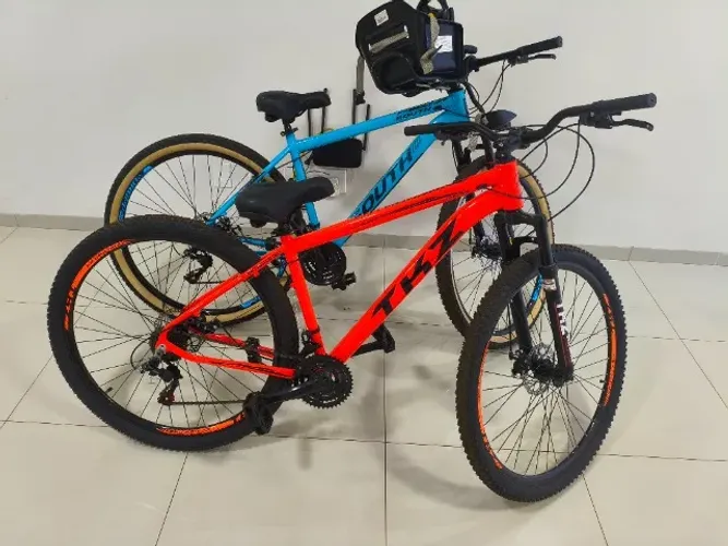Bicicletas no precinho para vender logo! 700,00 a de cor laranja e 800,00 a de cor azul.