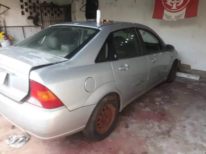 Ford Focus Ghia Sed. 2.0 16v/ 2.0 16V Flex 4P 2001