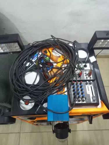 Vende-se uma caixa Bob de som