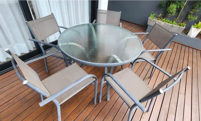 Jogo de mesa com 4 cadeiras para piscina