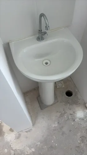 Pia e suporte em louça.