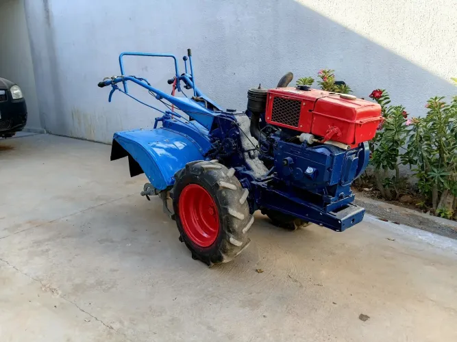 Micro trator tobata m90 com 3 emplementos sendo rotativa, arado e engate para carretinha