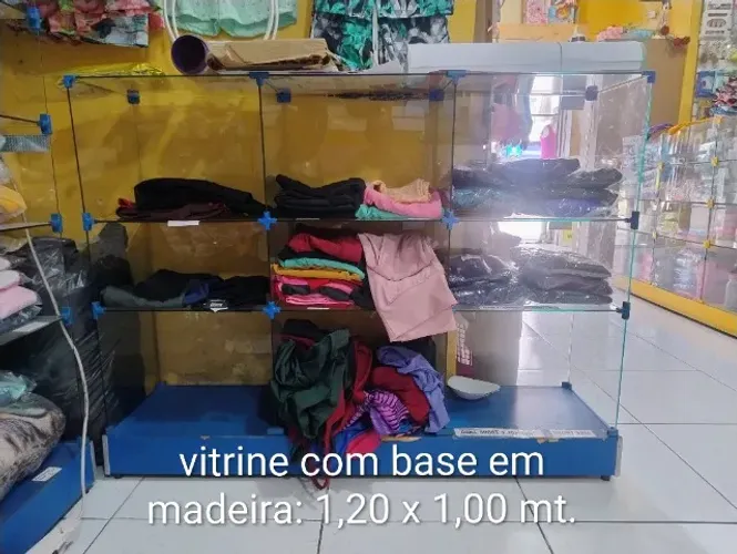Vitrine em ótimo estado para expor seus produtos com melhor visibilidade.