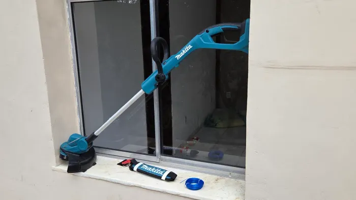 Aparador de grama a bateria 18V com tubo Telescopico Sem bateria - DUR193Z- Makita