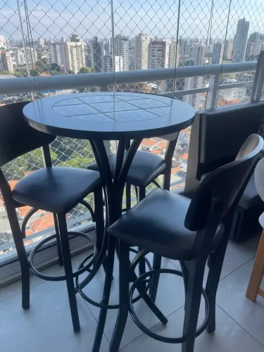 Mesa bistrô com 3 banquetas em madeira e azulejo