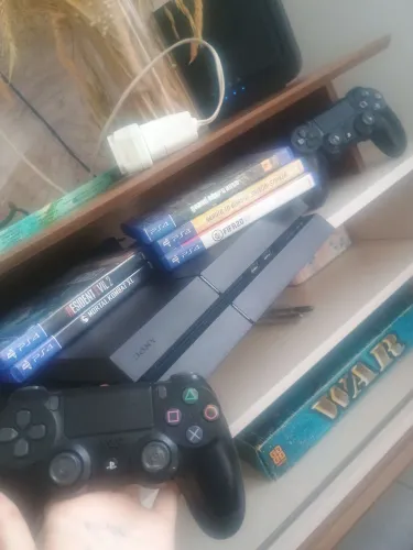 PS4 COM 5 JOGOS E 2 CONTROLES