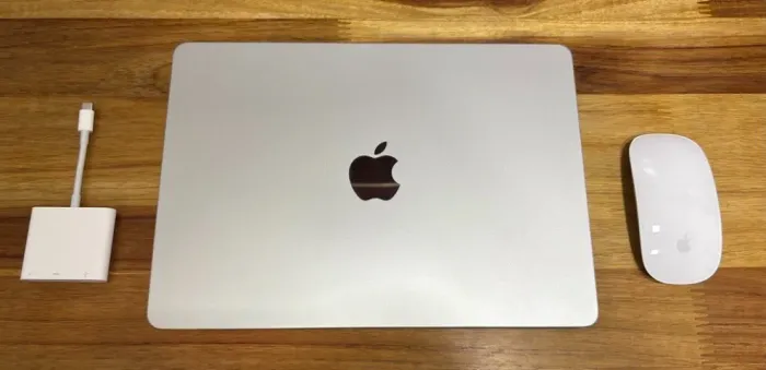 MacBook M5 24GB 1T 13" + Acessórios