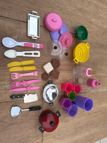 Lote com 35 utensílios e acessórios para bonecas - panelinhas e mamadeiras