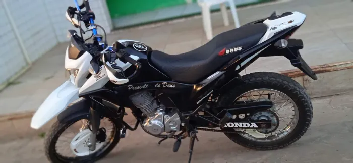VENDO MOTO BEM CONSERVADAR, DOIS DONOS SOMENTE, ATRASO SOMENTE IPVA QUE DÁ UNS 800 REAIS.
