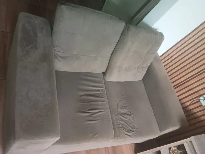 Vendo sofá de 2 lugares,com encosto solto e assento colado.