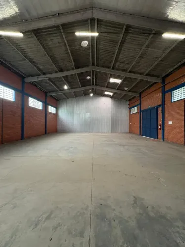 Galpão para locação com 450 m² no Bairro Bom Retiro - Joinville - SC
