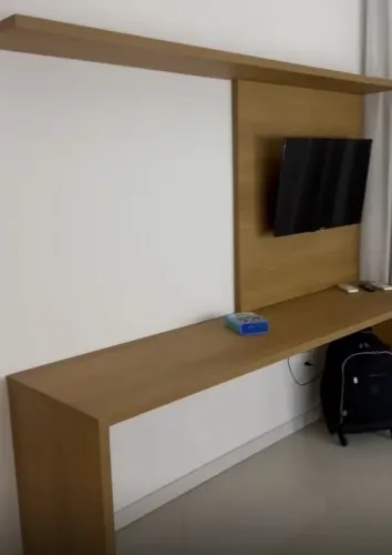 Mesa / Bancada com painel e tv e prateleira