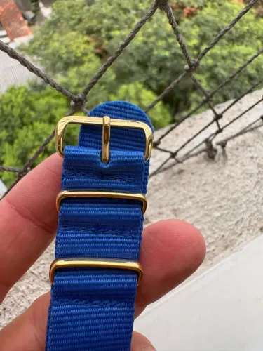 Pulseira nato azul Royal anéis dourados