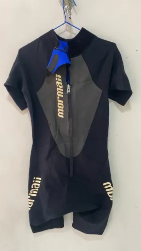 roupa de neoprene é uma Short John Mormaii Extra Line de 1.5mm com painéis pretos e logos